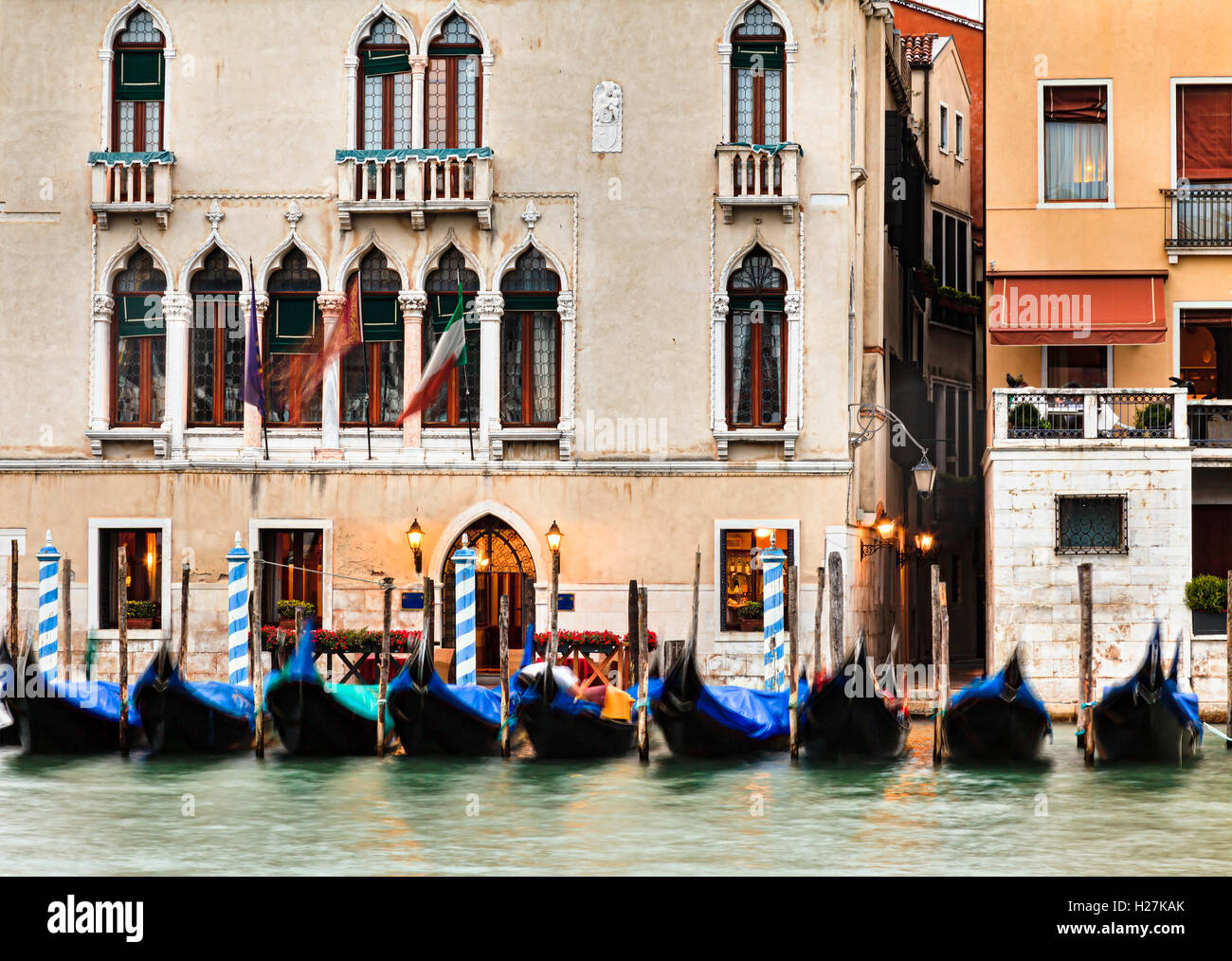 Façade et entrée à l'un des nombreux palais historiques dans la ville de Venise et le Grand Canal en gondole amarrée comme un moyen de transport. Banque D'Images