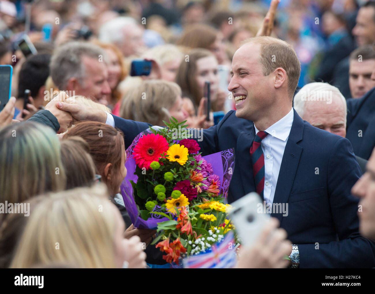 Le duc de Cambridge salue la foule lors d'une cérémonie d'accueil à l'Assemblée législative de la Colombie-Britannique, à Victoria, au Canada, au cours de la première journée de la tournée royale au Canada. Banque D'Images