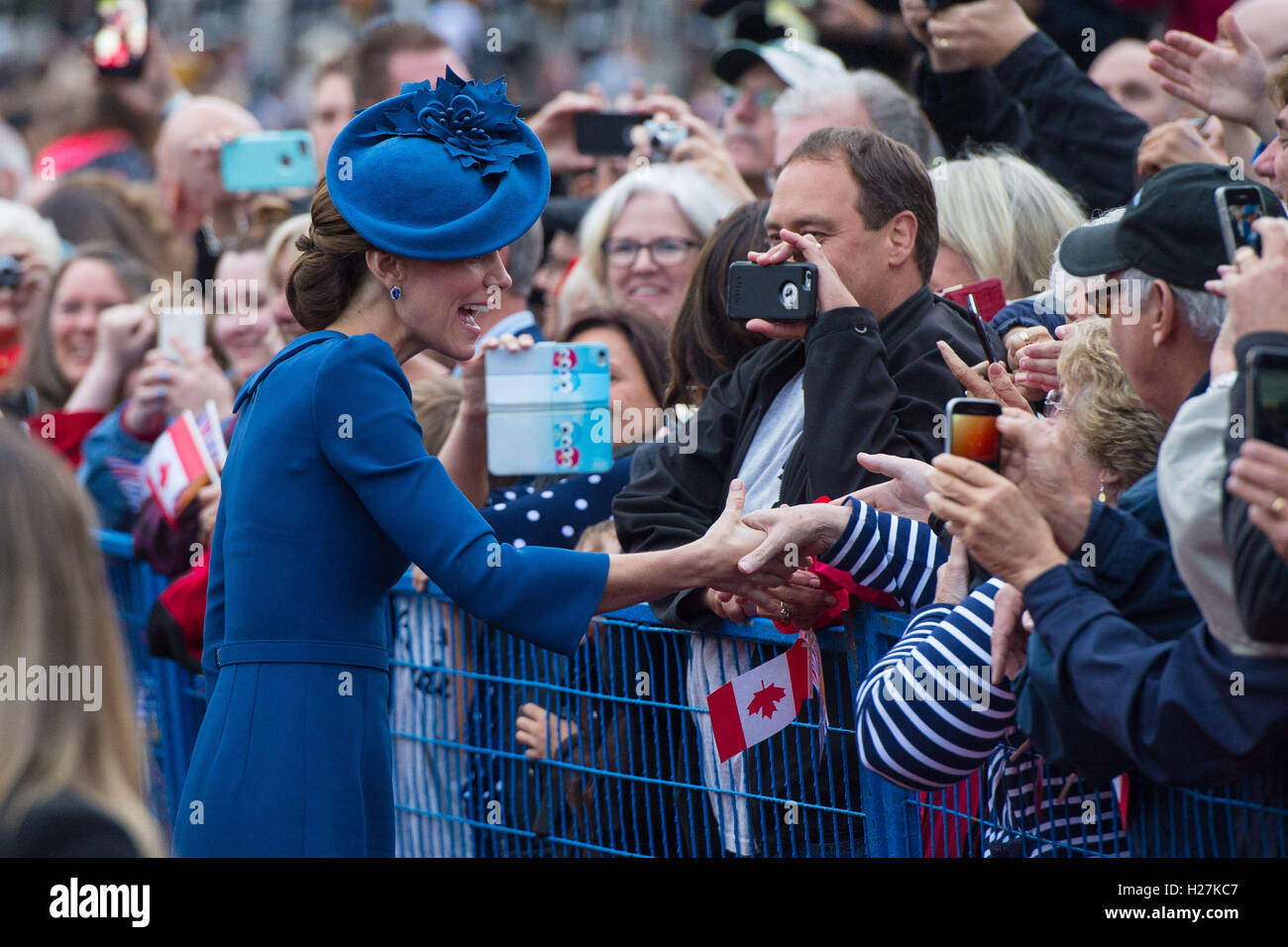 La duchesse de Cambridge salue la foule lors d'une cérémonie d'accueil à l'Assemblée législative de la Colombie-Britannique, à Victoria, au Canada, au cours de la première journée de la tournée royale au Canada. Banque D'Images