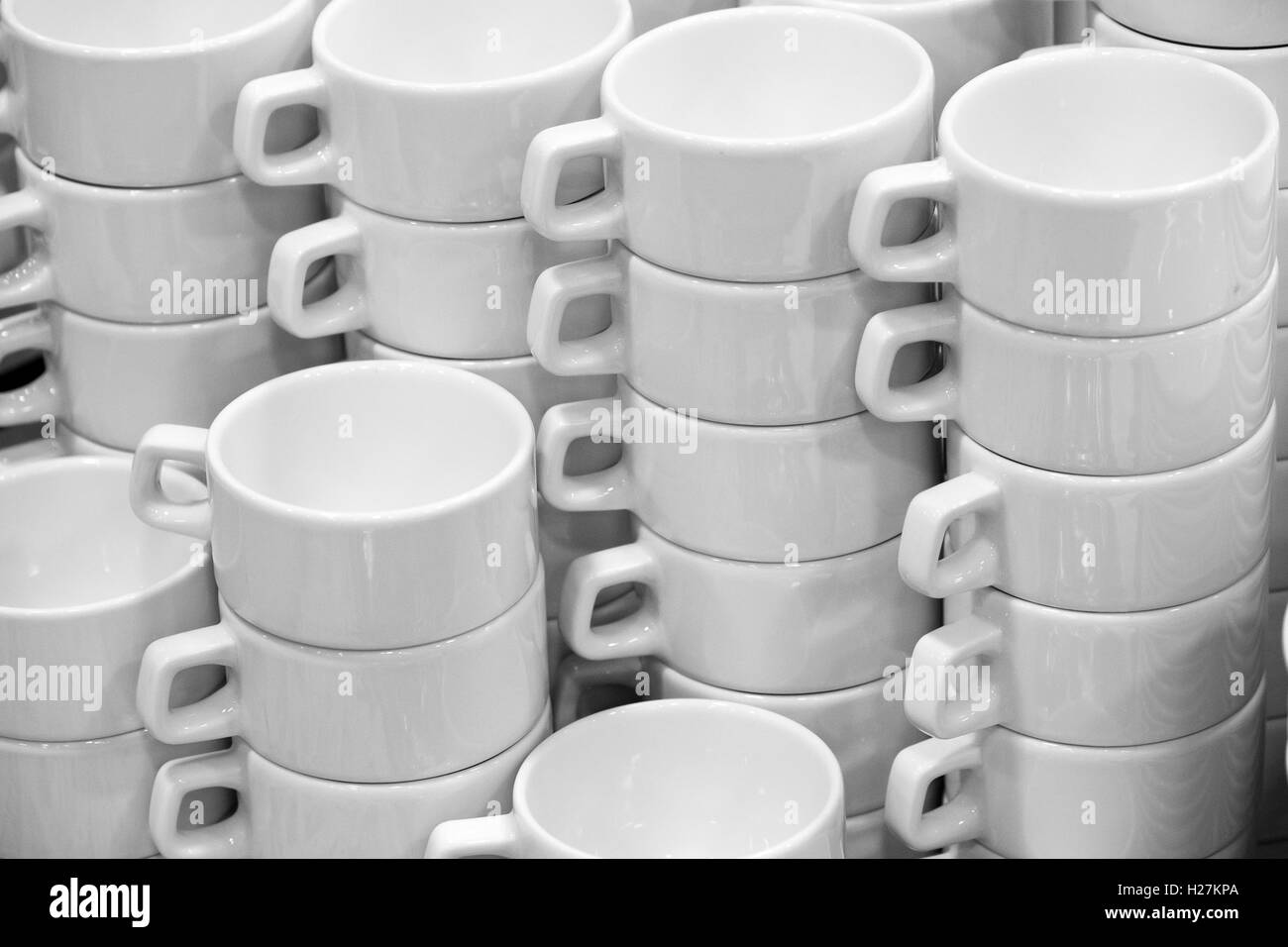De nombreuses tasses blanc vide Banque D'Images De nombreuses tasses blanc vide Banque D'Images