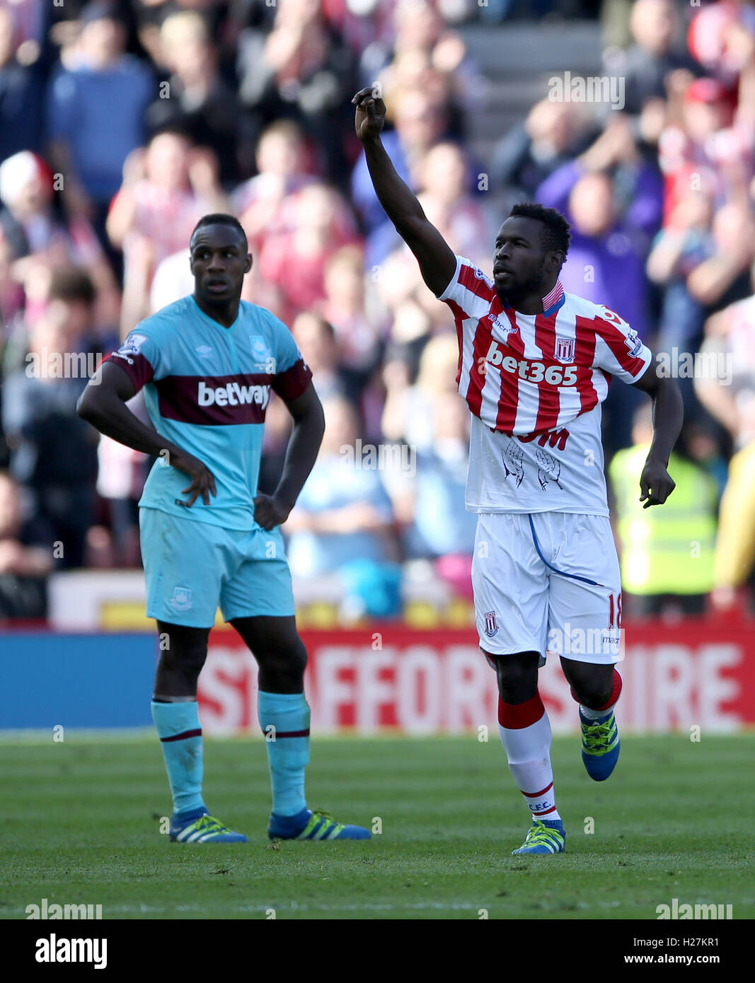 Stoke City's Mame Biram Diouf fête marquant son deuxième but de côtés du jeu pendant le match de la Barclays Premier League au stade Britannia, Stoke-on-Trent. Banque D'Images