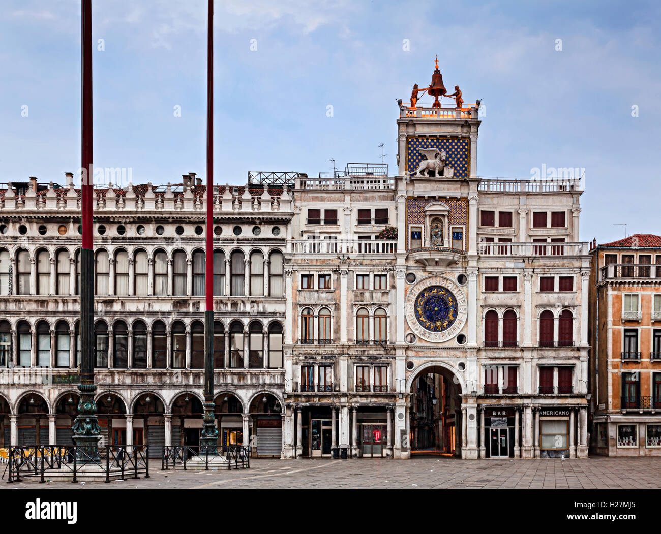 Bâtiment façade palais Yex changer à la place San Marco à Venise, Italie. Zodiac célèbre horloge dans un clocher de monument historique Banque D'Images
