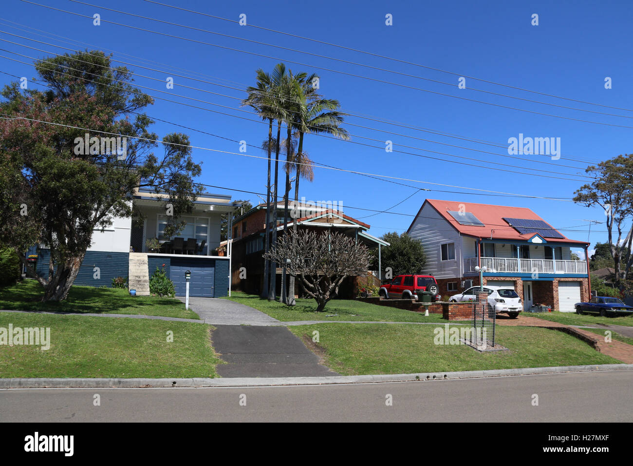 Maisons dans la rue Loftus, Bundeena. Banque D'Images