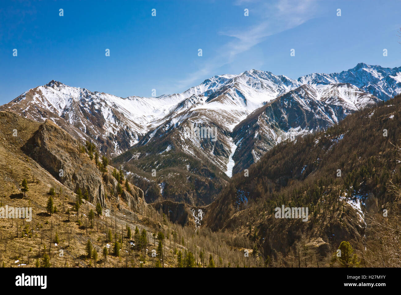 Paysage de la pics de la Eastern Sayan dans la neige Banque D'Images