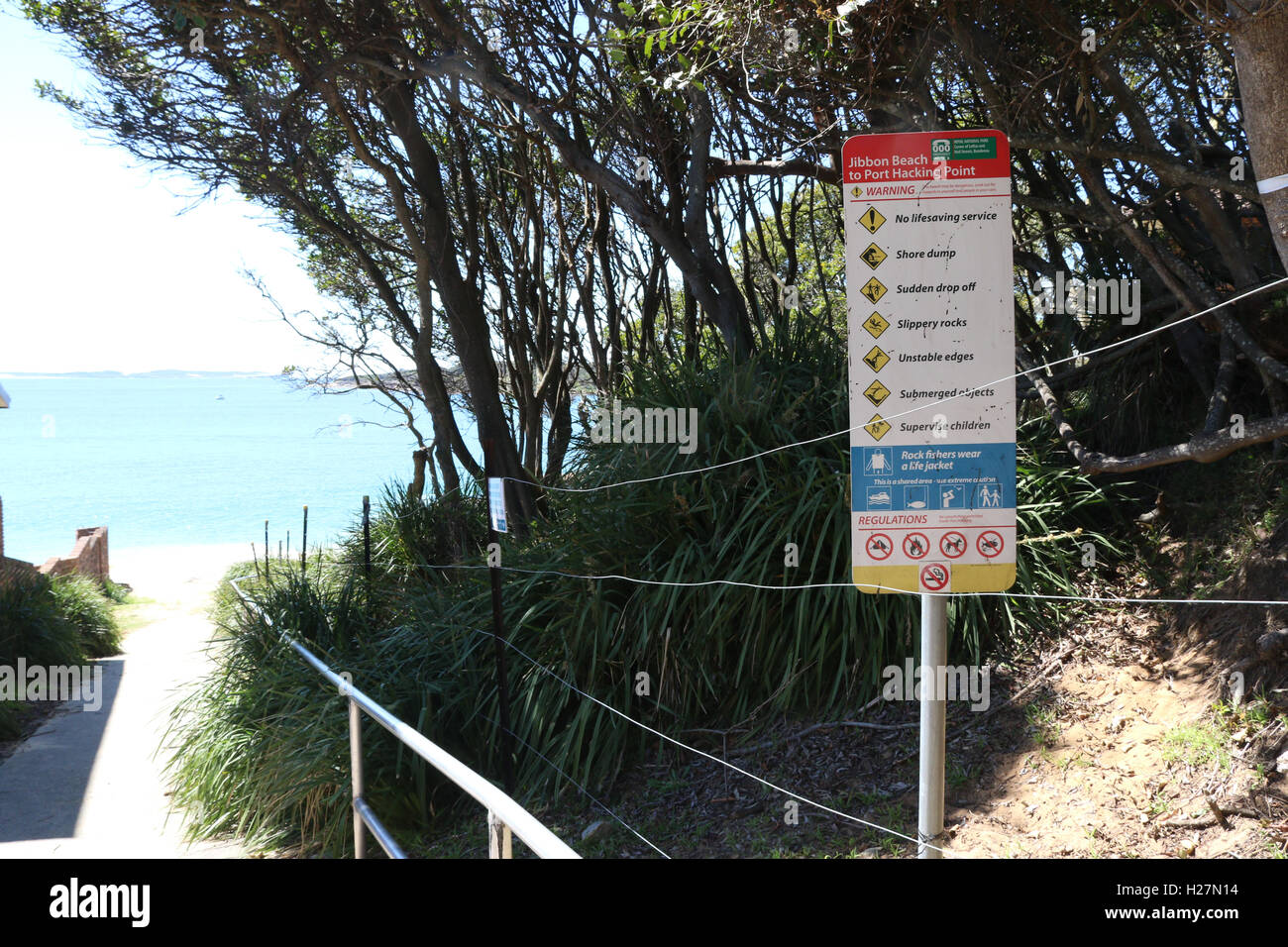 Inscrivez-vous sur le chemin vers le bas à Jibbon Beach à l'angle de la rue Loftus et Neil Street, Bundeena. Banque D'Images