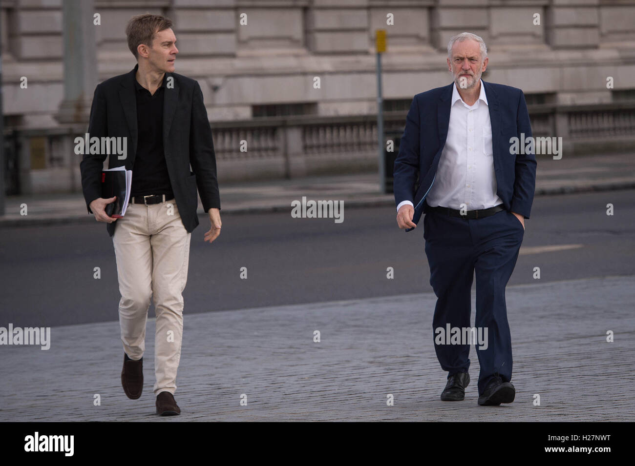 Leader du travail et Jeremy Corbyn sa directrice des Communications, Seamus Milne arriver au Musée de Liverpool où la ré-élu chef apparu sur la BBC1 à l'actualité, l'Andrew Marr Show, avant le début de la conférence annuelle du Parti travailliste. Banque D'Images