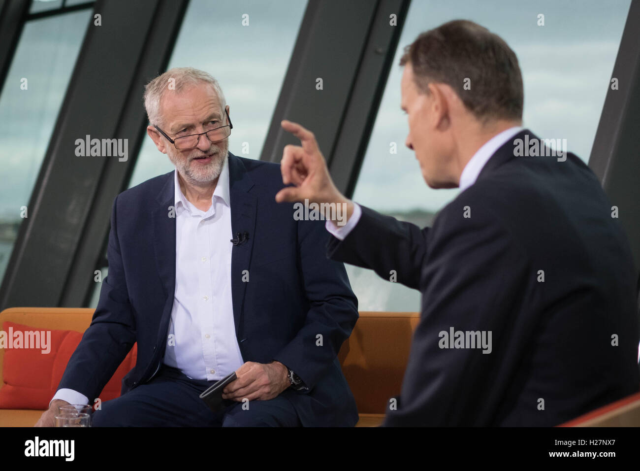 Leader du travail Jeremy Corbyn est interviewé par Andrew Marr pour la BBC1 à l'actualité, l'Andrew Marr Show, au Musée de Liverpool avant le début de la conférence annuelle du Parti travailliste. Banque D'Images