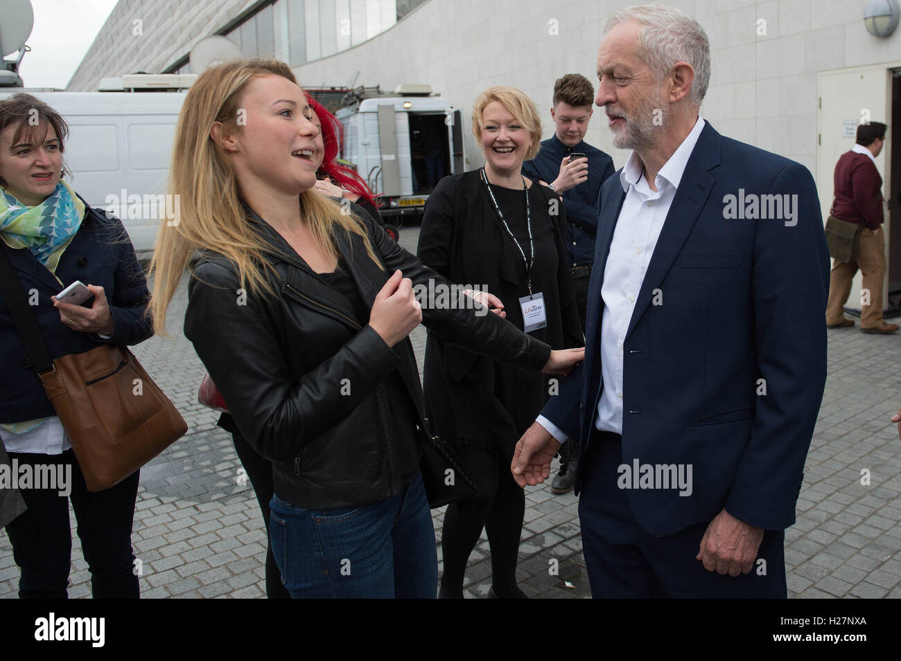 Leader du travail se réunit Jeremy Corbyn partisans à l'extérieur du Musée de Liverpool après qu'il est apparu sur la BBC1 à l'actualité, l'Andrew Marr Show, avant le début de la conférence annuelle du Parti travailliste. Banque D'Images