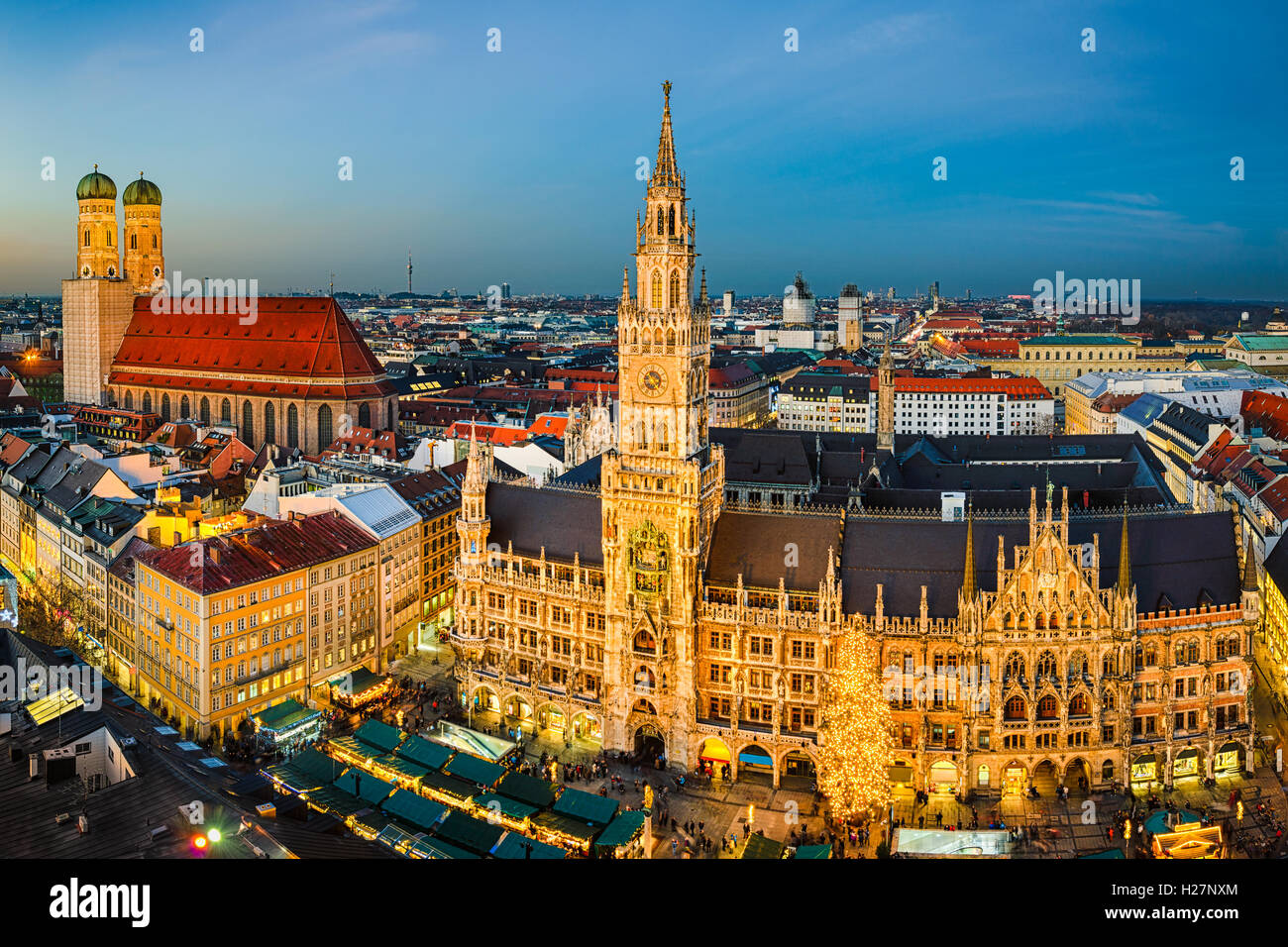 Vue de nuit sur la Marienplatz avec le marché de Noël à Munich, Allemagne Banque D'Images