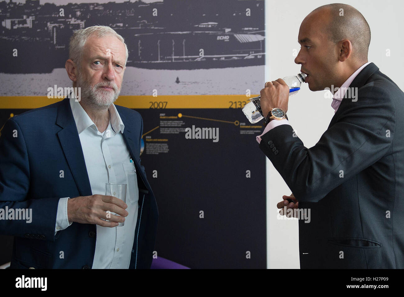 Leader du travail et Jeremy Corbyn Chuka Umunna MP rencontrez backstage avant d'apparaître sur la BBC1 à l'actualité, l'Andrew Marr Show, au Musée de Liverpool au début de la conférence annuelle du Parti travailliste. Banque D'Images