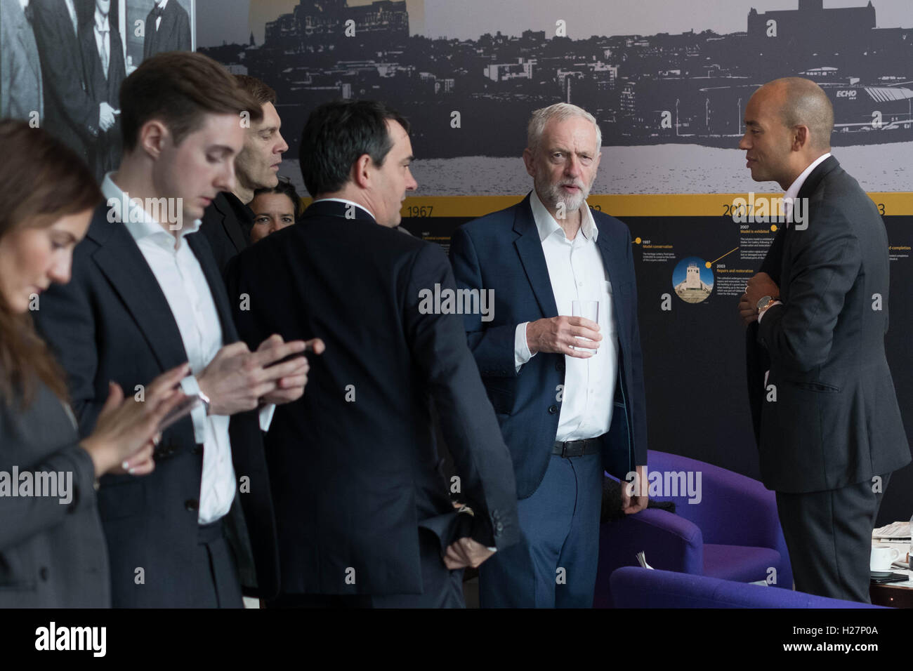 Leader du travail et Jeremy Corbyn Chuka Umunna MP rencontrez backstage avant d'apparaître sur la BBC1 à l'actualité, l'Andrew Marr Show, au Musée de Liverpool au début de la conférence annuelle du Parti travailliste. Banque D'Images