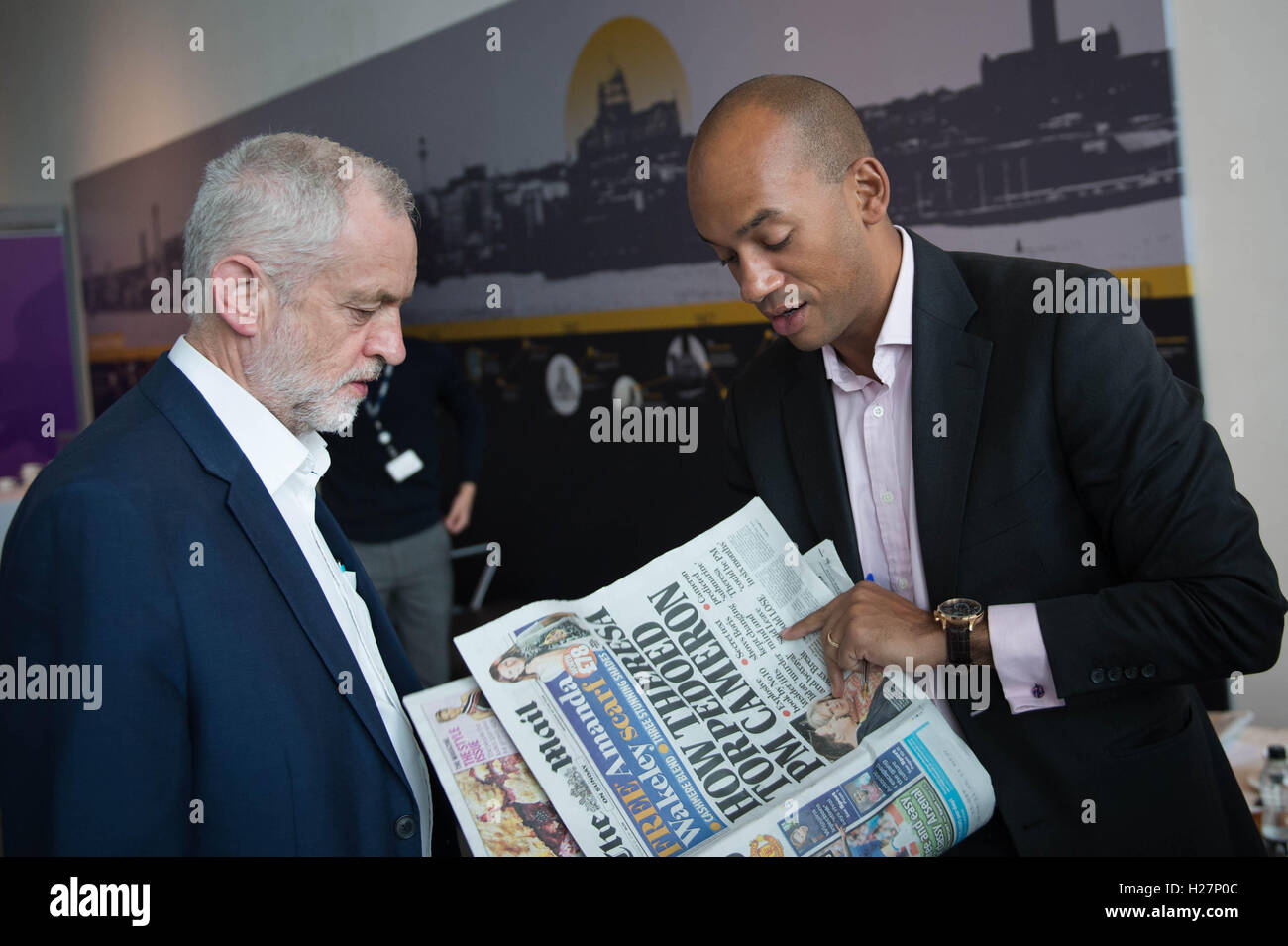 Leader du travail et Jeremy Corbyn Chuka Umunna MP rencontrez backstage avant d'apparaître sur la BBC1 à l'actualité, l'Andrew Marr Show, au Musée de Liverpool au début de la conférence annuelle du Parti travailliste. Banque D'Images