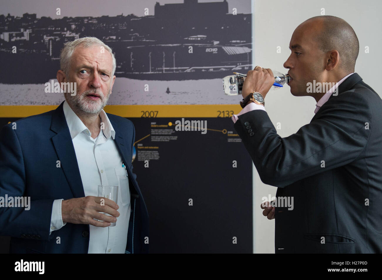 Leader du travail et Jeremy Corbyn Chuka Umunna MP rencontrez backstage avant d'apparaître sur la BBC1 à l'actualité, l'Andrew Marr Show, au Musée de Liverpool au début de la conférence annuelle du Parti travailliste. Banque D'Images