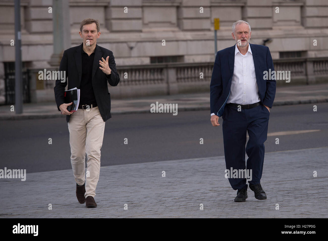 Leader du travail et Jeremy Corbyn sa directrice des Communications, Seamus Milne arriver au Musée de Liverpool où la ré-élu chef apparu sur la BBC1 à l'actualité, l'Andrew Marr Show, avant le début de la conférence annuelle du Parti travailliste. Banque D'Images