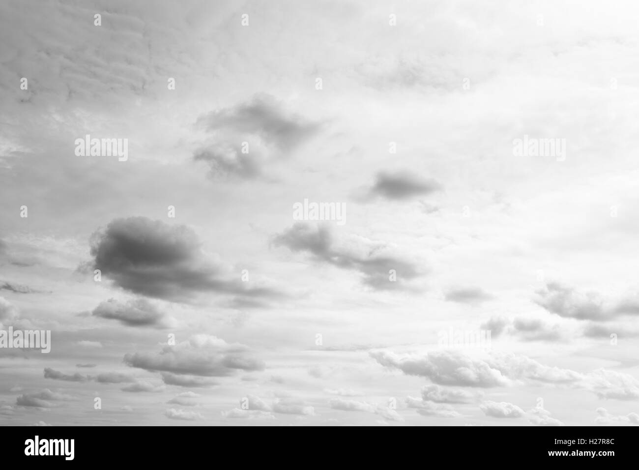 Ciel gris et les nuages en contre-jour, jour Banque D'Images