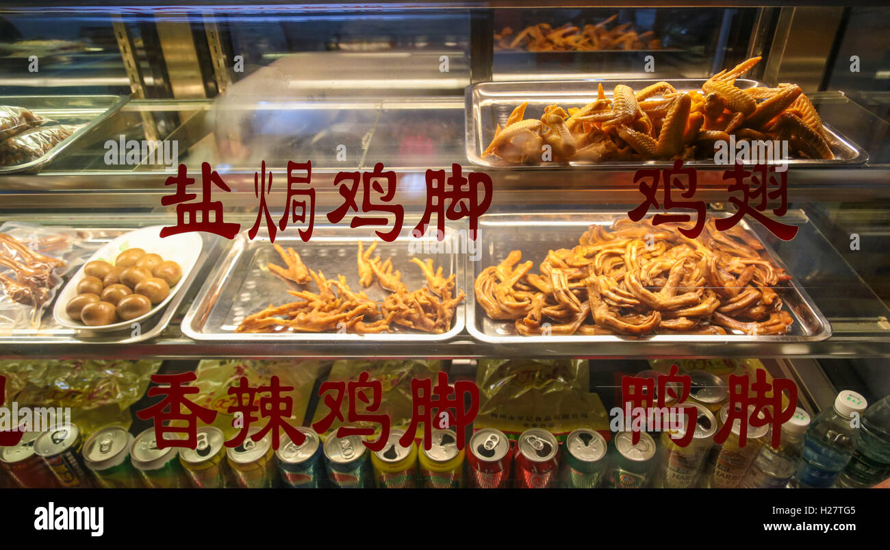 Magasin de vente d'aile de poulet frit et pied à Foshan, Guangdong, Chine. Banque D'Images