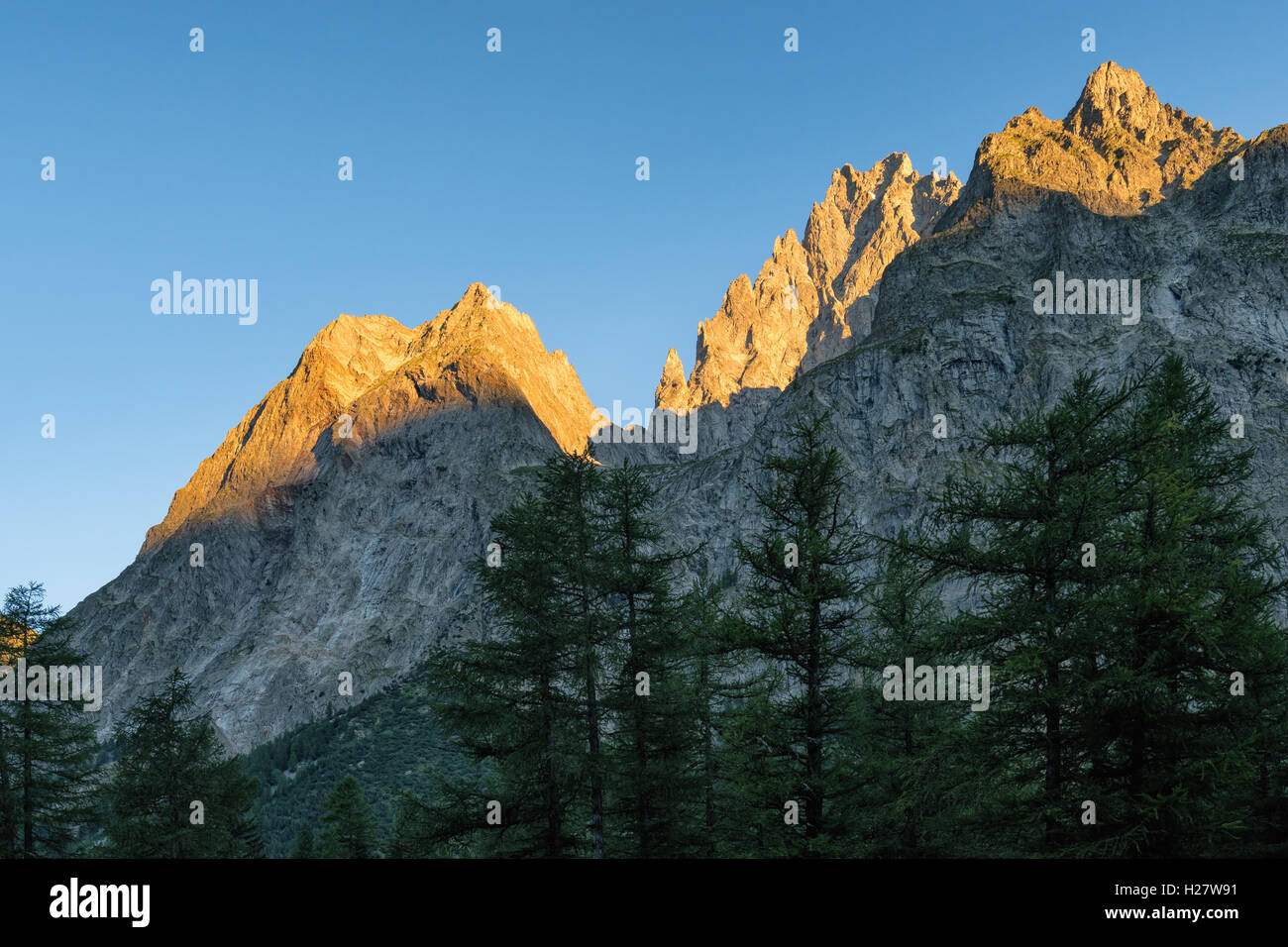 Intégrale de Peuterey ridge au coucher du soleil, Courmayeur, Italie, Alpes, Europe, UNION EUROPÉENNE Banque D'Images