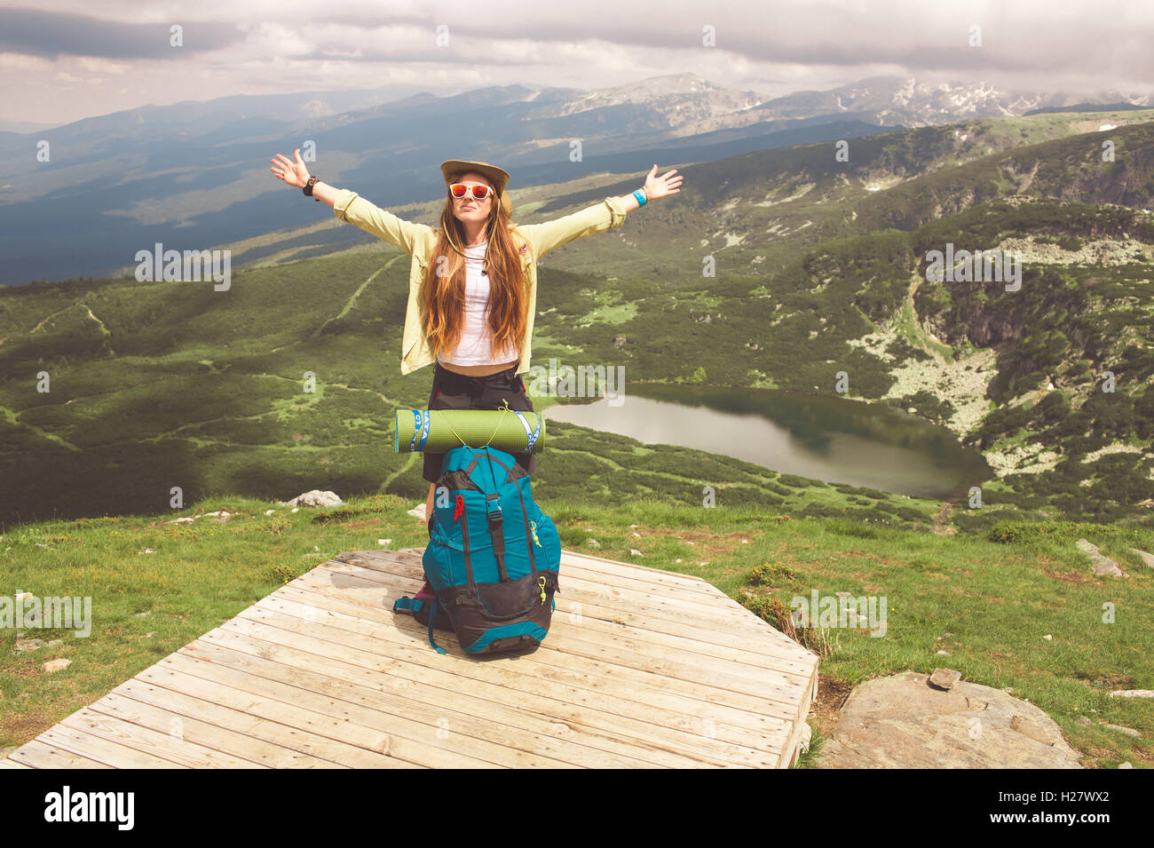 Female hiker dans les montagnes Banque D'Images