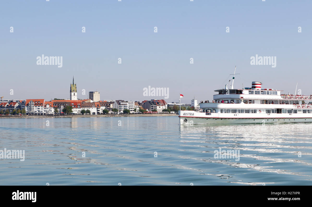Les engins à passagers plaisir passant Friedrichshafen sur le lac de Constance en Allemagne Banque D'Images