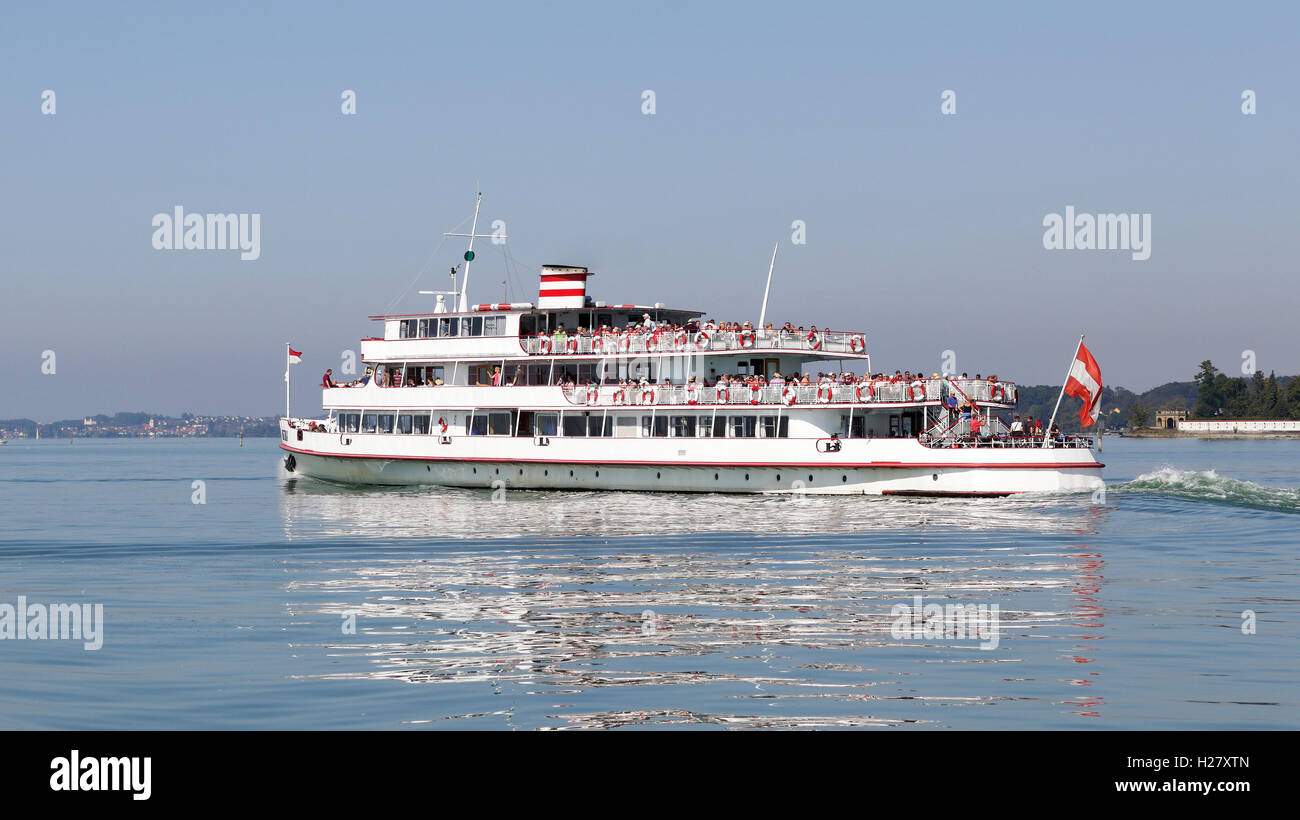 Les engins à passagers plaisir passant Friedrichshafen sur le lac de Constance en Allemagne Banque D'Images