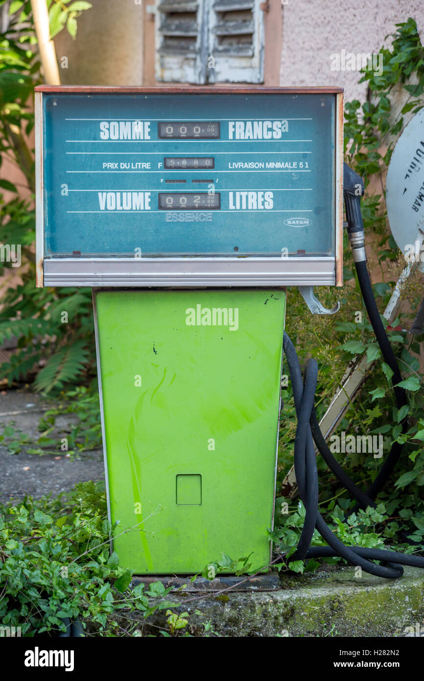 Pompe à essence ancienne de Ribeauvillé, Alsace, France Banque D'Images