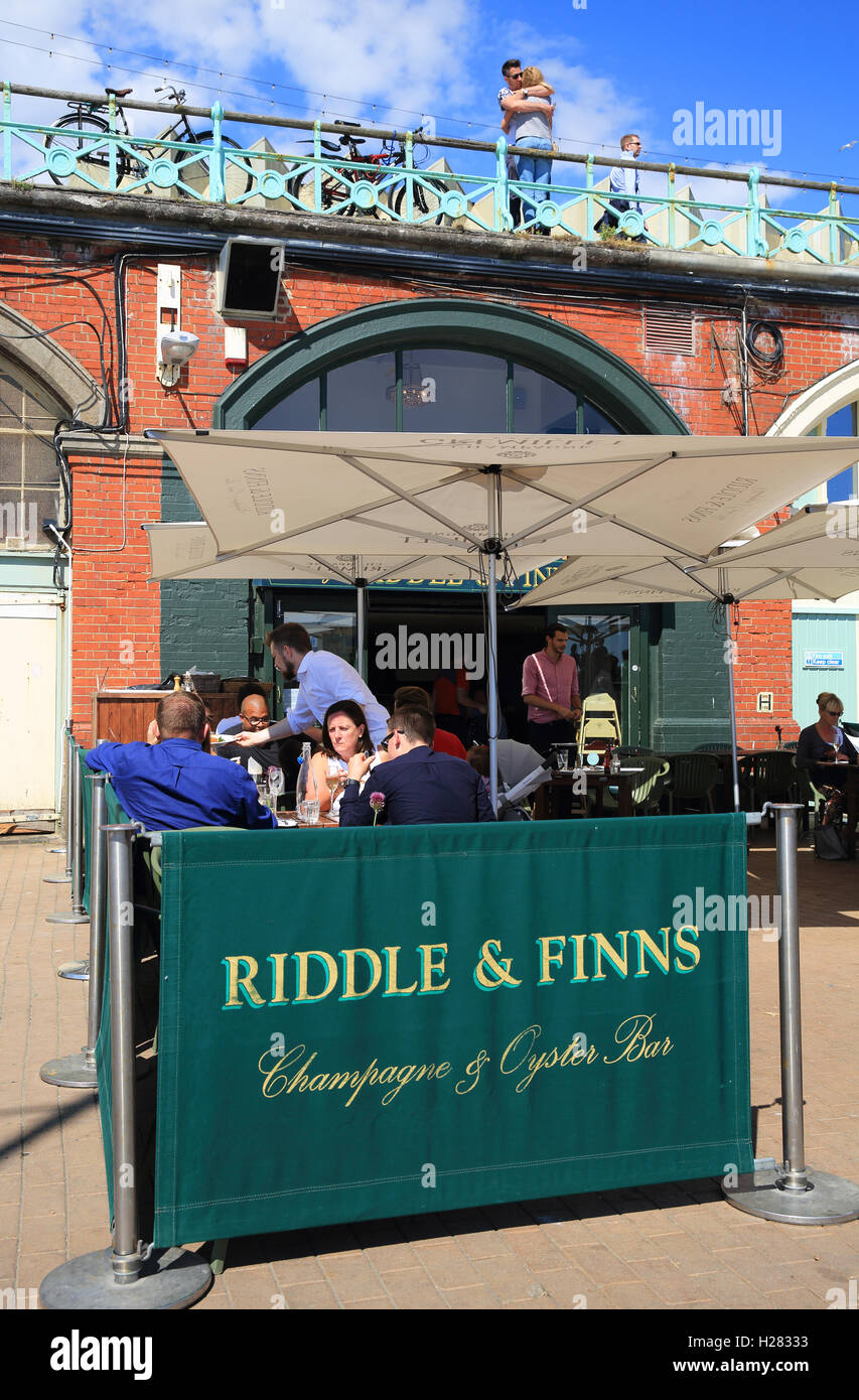 Riddle & finlandais sur la plage, servant des plats de fruits de mer, sur le front de mer de Brighton, East Sussex, England, UK Banque D'Images