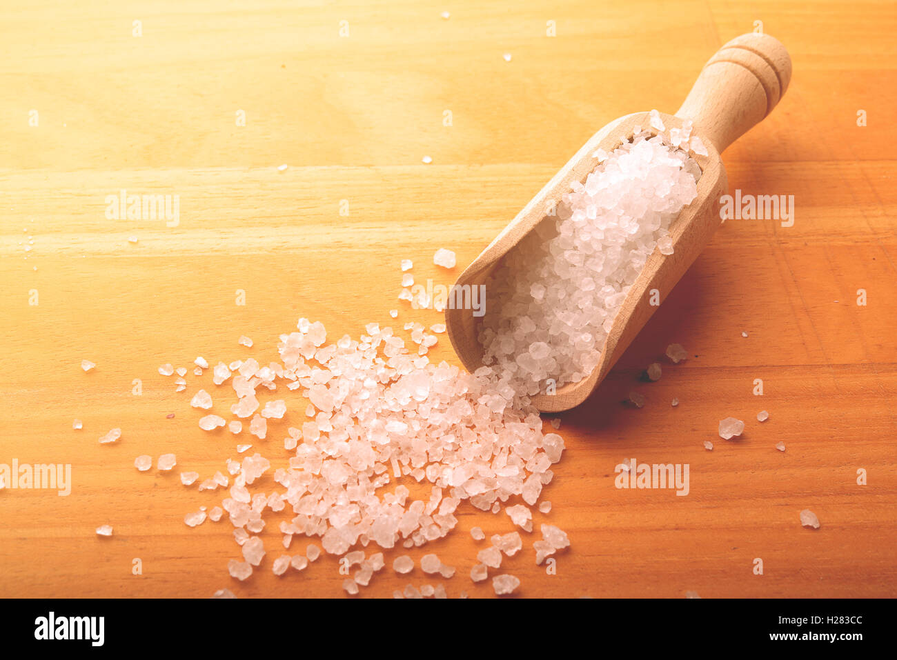 Gros sel sur une planche en bois Banque D'Images