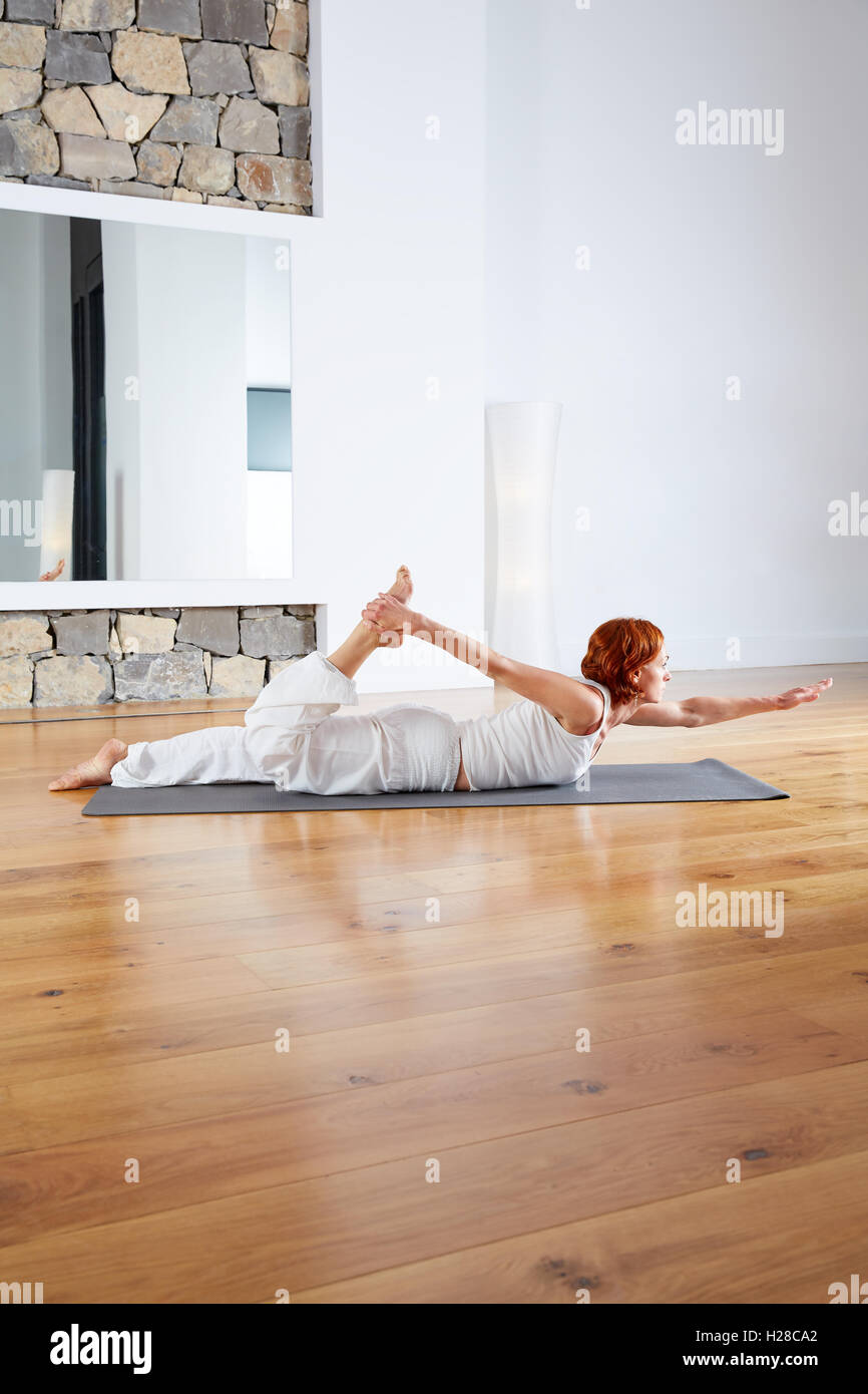 Exercice de yoga dans un sol en parquet et salle de sport piscine miroir  Photo Stock - Alamy