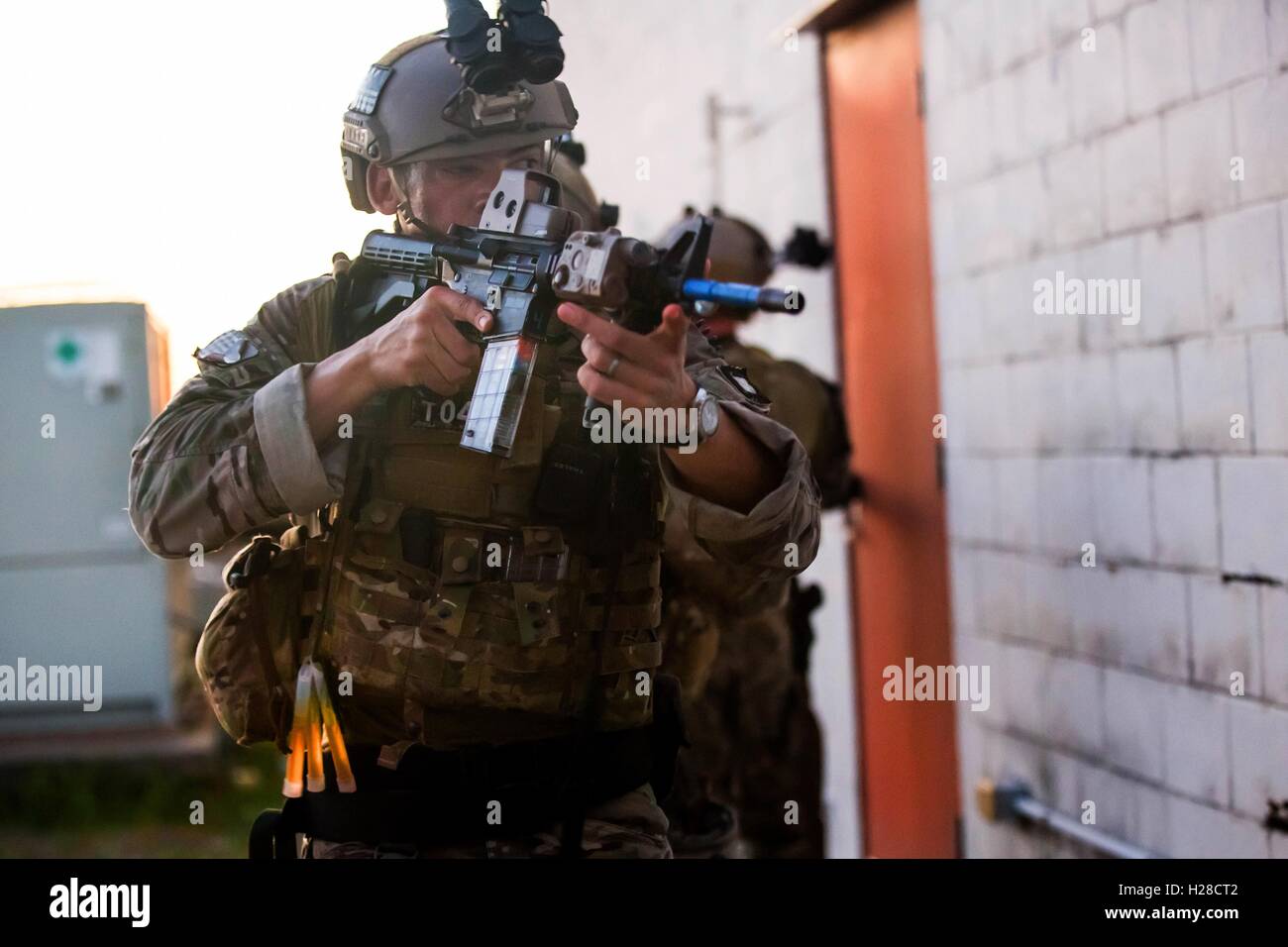 U.S. Army Green Beret commandos durant l'infiltration de la formation le 2 avril 2015 en Floride, l'Île Okaloosa. Banque D'Images
