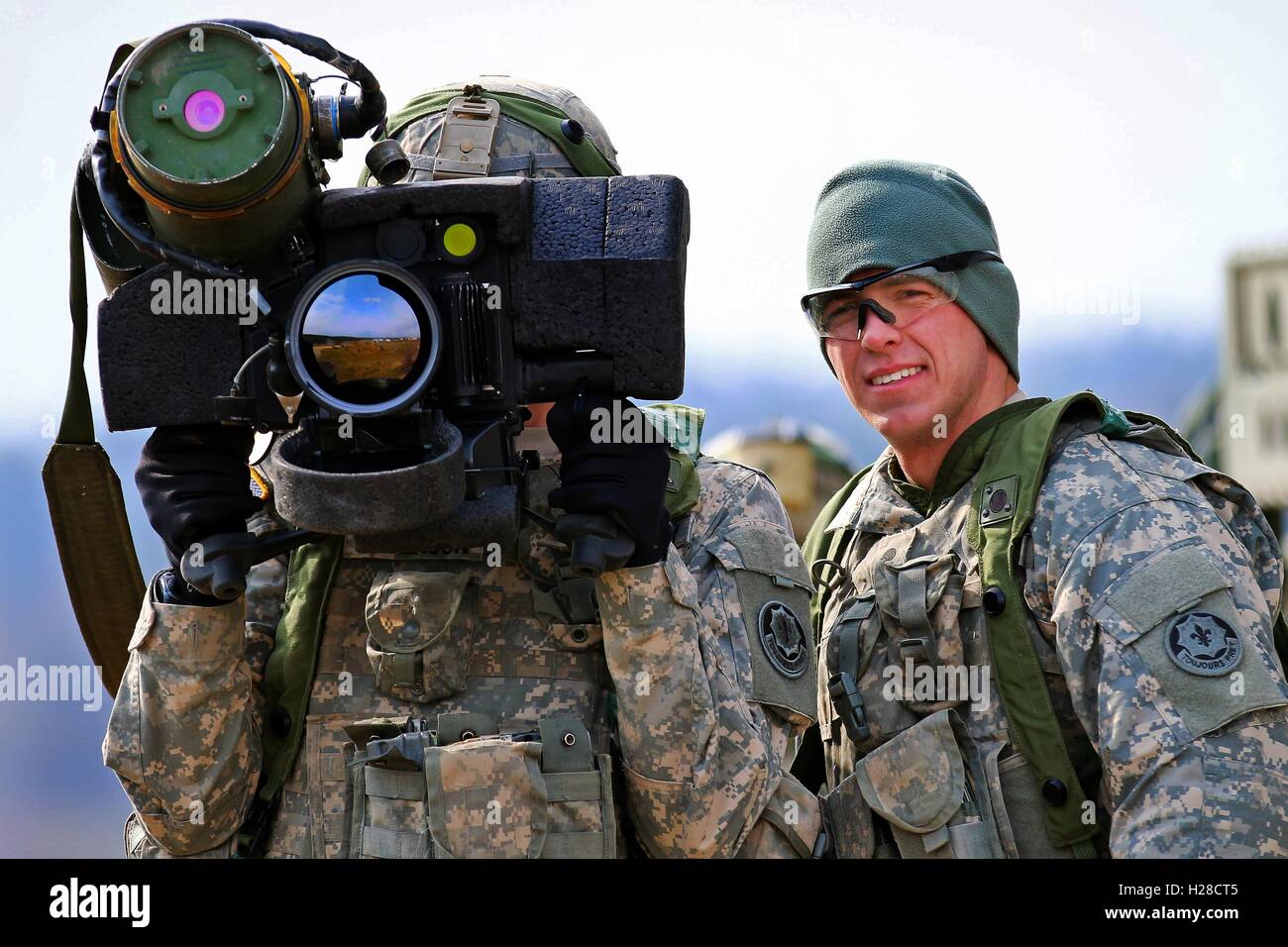 Les soldats de l'armée américaine calibrer leurs lance-missiles Javelin avant le début des opérations de terrain au cours de l'effort à la sortie 15 Sabre le commandement multinational interarmées 6 Avril, 2015 à Hohenfels, Allemagne. Banque D'Images