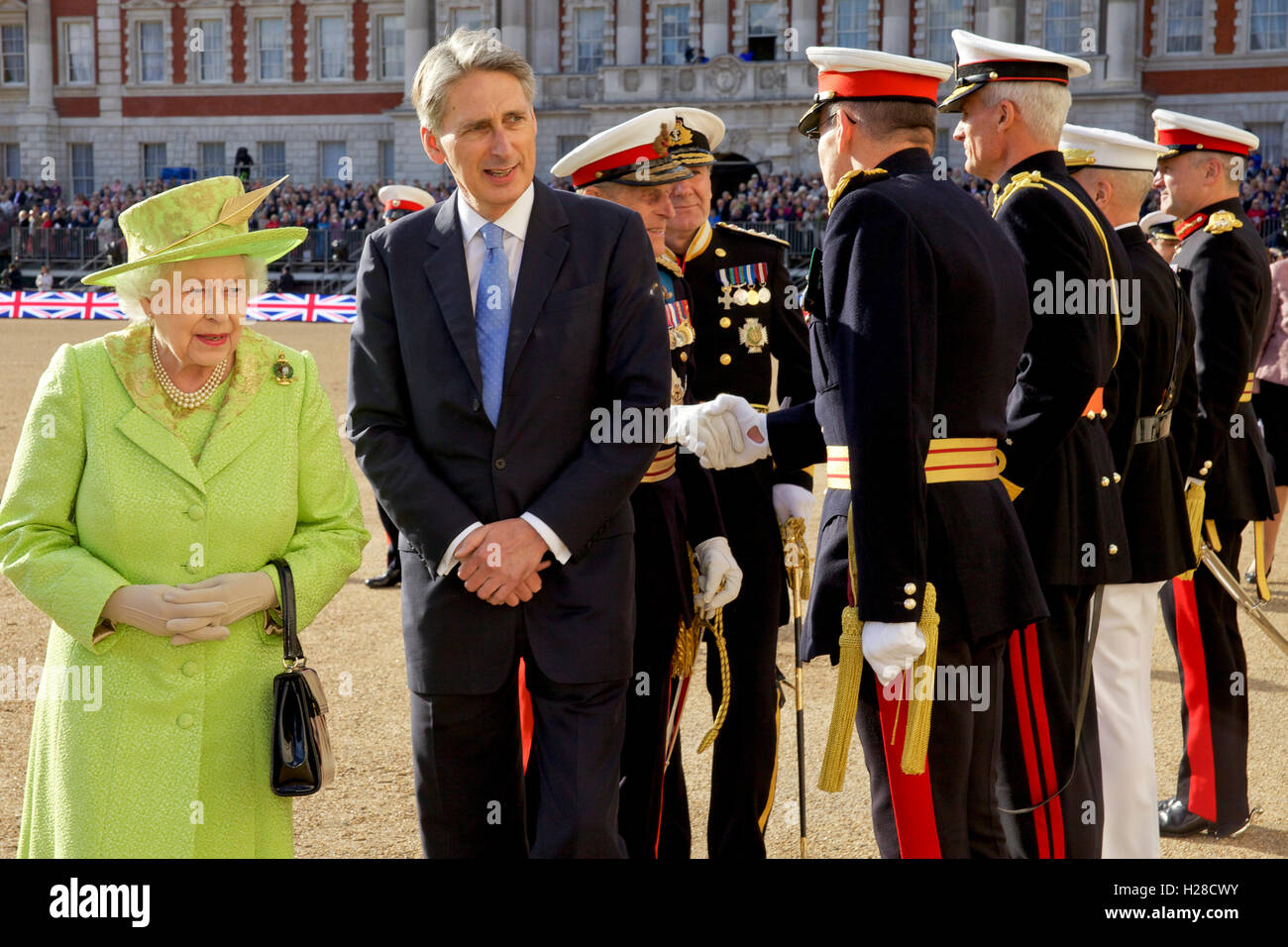 La reine Elizabeth II de Grande-bretagne est esorted Secrétaire aux affaires étrangères par Philip Hammond comme elle arrive à la Royal Marine de battre en retraite à la spectaculaire musique Horse Guards Parade le 4 juin 2014 à Londres, en Angleterre. Banque D'Images