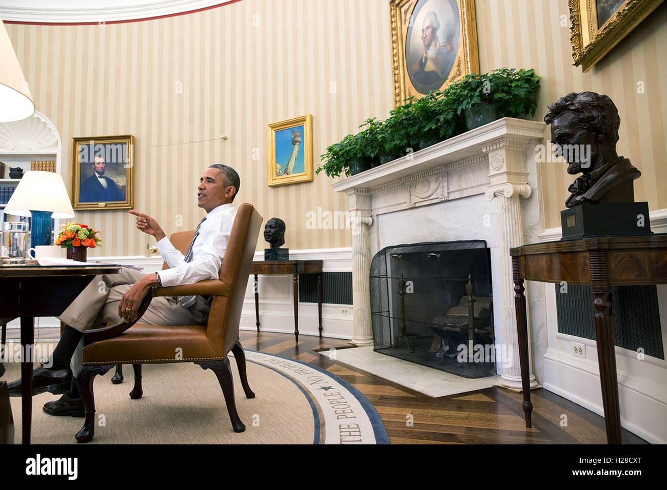ironie Onderscheiden Onbemand Le président des États-Unis, Barack Obama est assis à son bureau au cours  d'une réunion dans le bureau ovale de la Maison Blanche, 28 août 2014 à  Washington, DC Photo Stock -