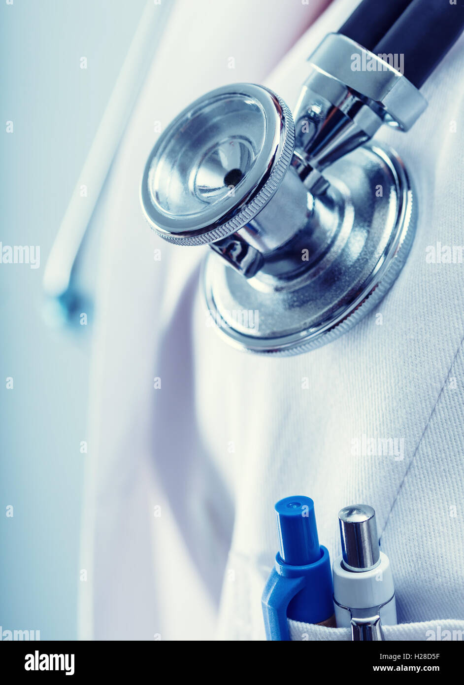 Stéthoscope. Doctor holding stethoscope un prêt à l'écoute du rythme cardiaque. Banque D'Images