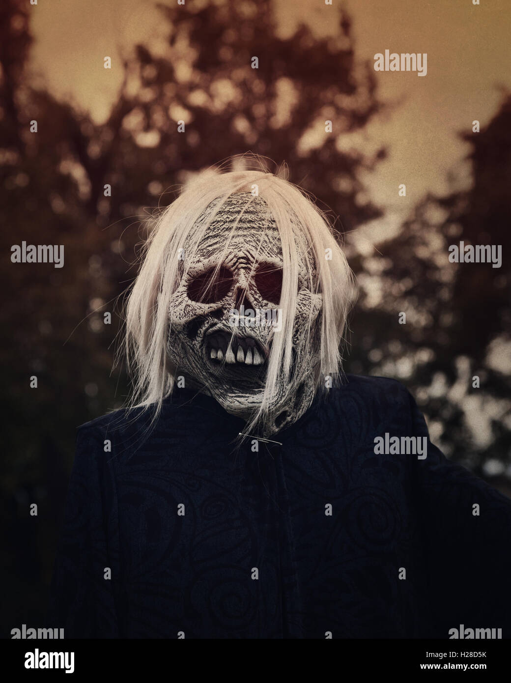 Un fantôme effrayant white zombie est dehors la nuit avec des arbres en arrière-plan pour une décoration ou halloween concept. Banque D'Images