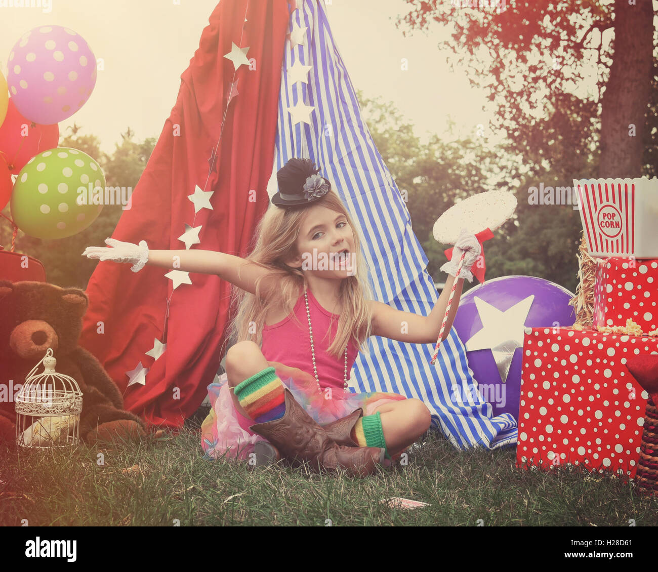 Un petit enfant fait semblant de pratiquer à un arrière-plan le thème du cirque avec des ballons pour une partie de l'imagination, l'art ou anniversaire con Banque D'Images