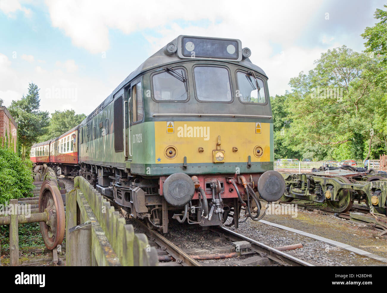 British Rail Locomotive Classe 25 D7628 arrivant à Pickering Railway Station Banque D'Images