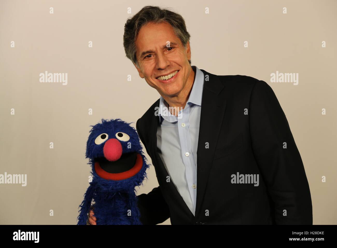 Sous-secrétaire d'Etat américain Antony Blinken pose avec Sesame Street puppet Grover lors d'un événement à l'Organisation des Nations Unies le 19 septembre 2016 à New York, New York. Banque D'Images