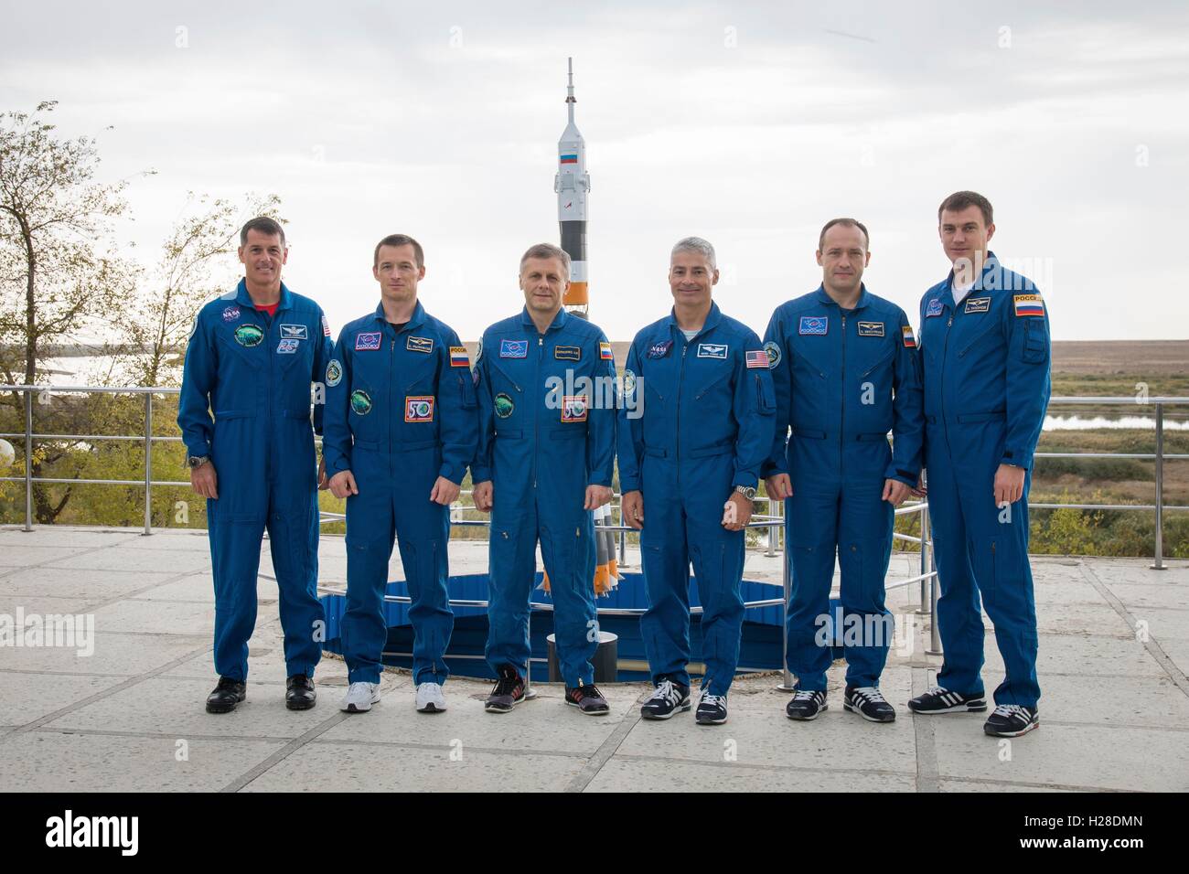 L'expédition 49 de la Station spatiale internationale et les membres de l'équipe de sauvegarde premier posent pour une photo à l'hôtel cosmonaute le 16 septembre 2016 à Baïkonour, au Kazakhstan. De gauche à droite, l'astronaute américain Shane Kimbrough, cosmonautes russes Segey Ryzhikov et Andrey Borisenko, l'astronaute américain Mark Vande Hei, et des cosmonautes Alexander Misurkin et Nikolaï Tikhonov, Banque D'Images