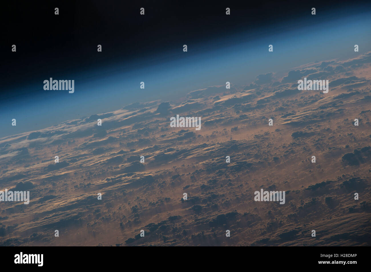 La Station spatiale internationale les membres de l'équipage Expédition 49 capture capture multiple-hued nuages à 250 milles au-dessus la surface de la Terre 19 septembre 2016 alors que les frais généraux dans l'orbite de la Terre. Banque D'Images