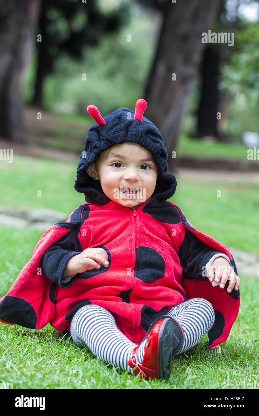 Petite fille portant un costume de coccinelle Banque D'Images