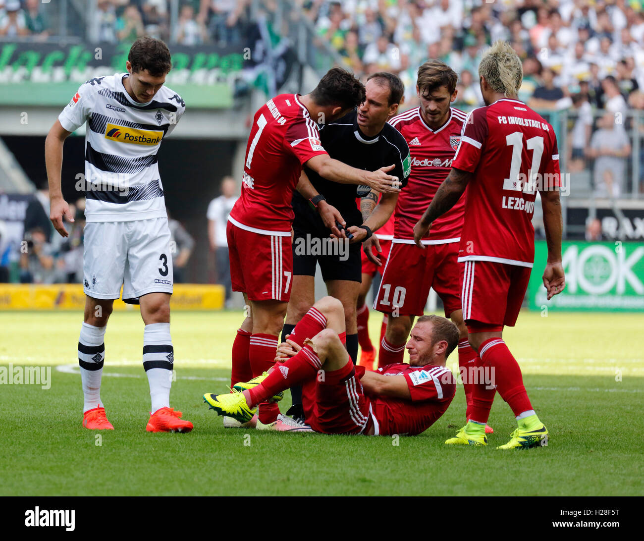 Sports, football, Bundesliga Borussia Moenchengladbach, 2016/2017, contre le FC Ingolstadt 04 2:0, stade Borussia Park, Time-out, f.l.t.r. Andreas Christensen (MG), Mathew Leckie (Ingolstadt), arbitre Bastian Dankert, Moritz Hartmann (Ingolstadt) blessé échoué, Pascal Gross (Ingolstadt), Dario Lezcano Farina (Ingolstadt) Banque D'Images