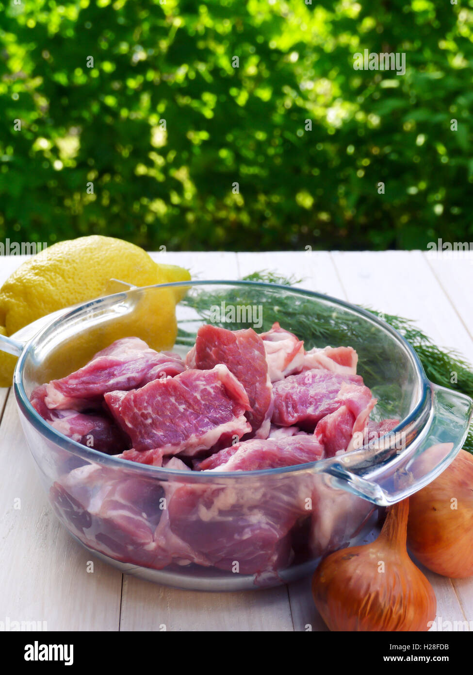 La viande préparée pour le barbecue sur le jardin bien exposé historique Banque D'Images