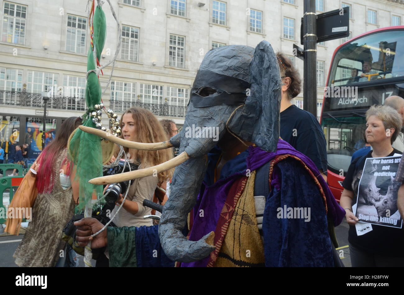 Démonstration de manifestants à sauver les éléphants et rhinocéros Banque D'Images