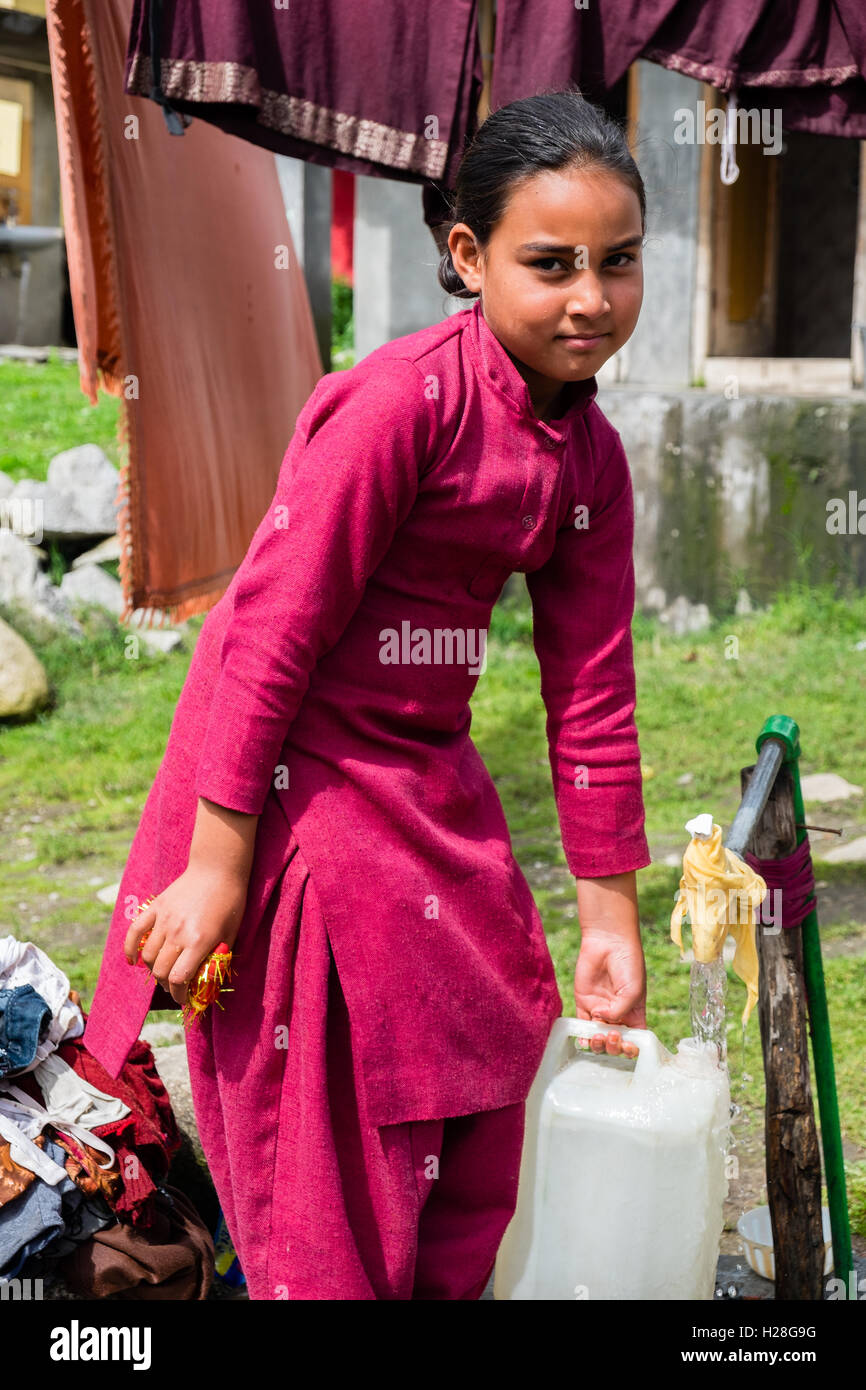 Mesdames laver les vêtements dans un village près de Manali, Himachal Pradesh, Inde, Himalaya Indien Banque D'Images