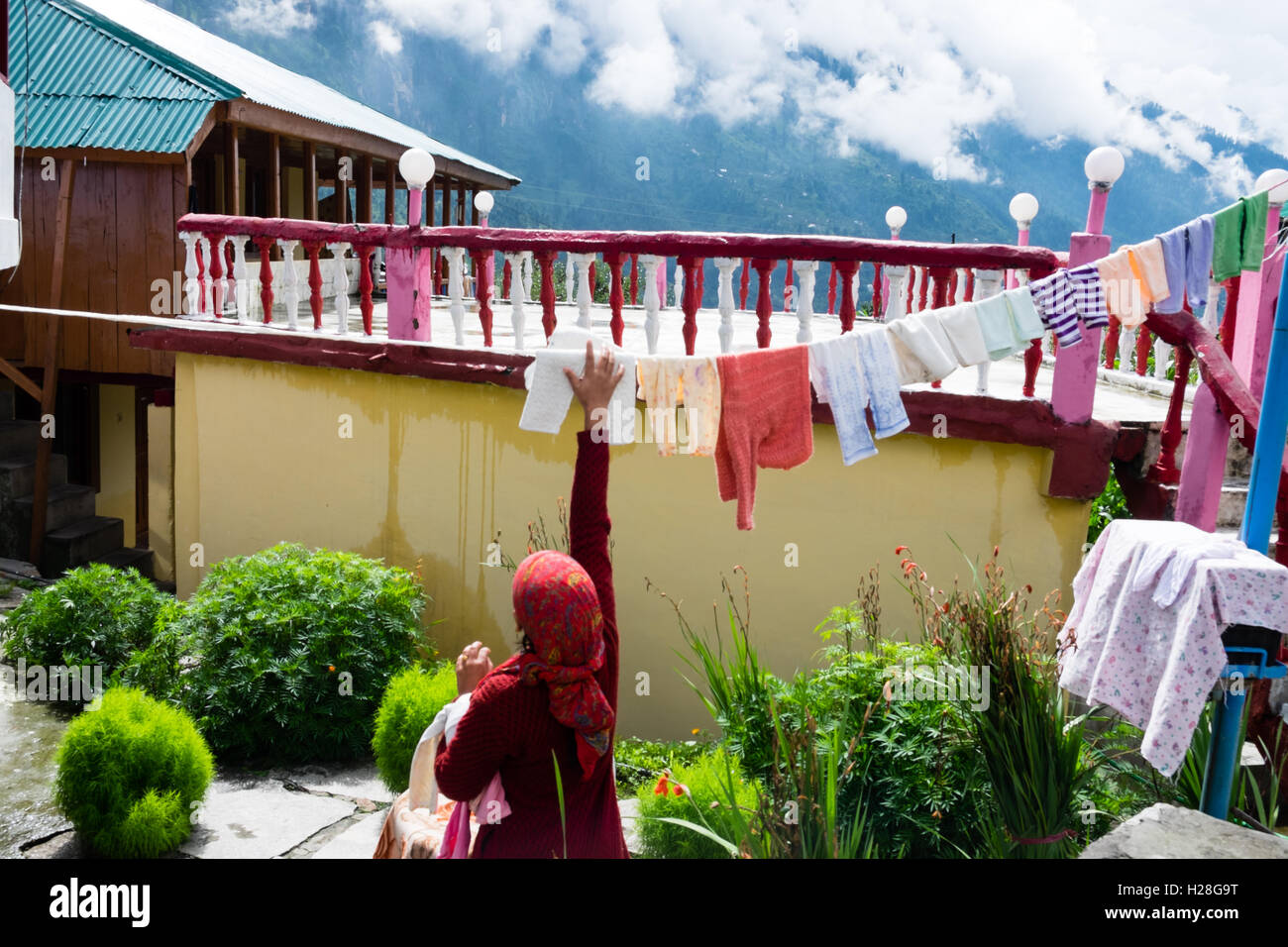 Mesdames laver les vêtements dans un village près de Manali, Himachal Pradesh, Inde, Himalaya Indien Banque D'Images