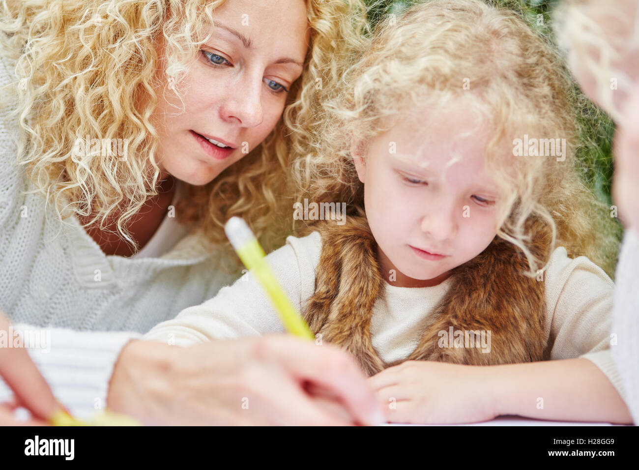 Gril drawin et l'apprentissage à l'enseignement dans l'école maternelle Banque D'Images