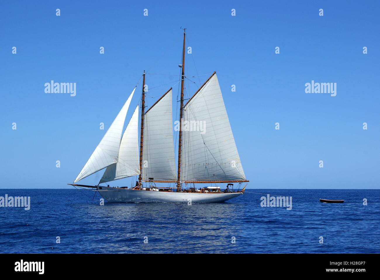 Gaff schooner gréé cutter navigation le long de la côte ouest d'Ibiza Banque D'Images