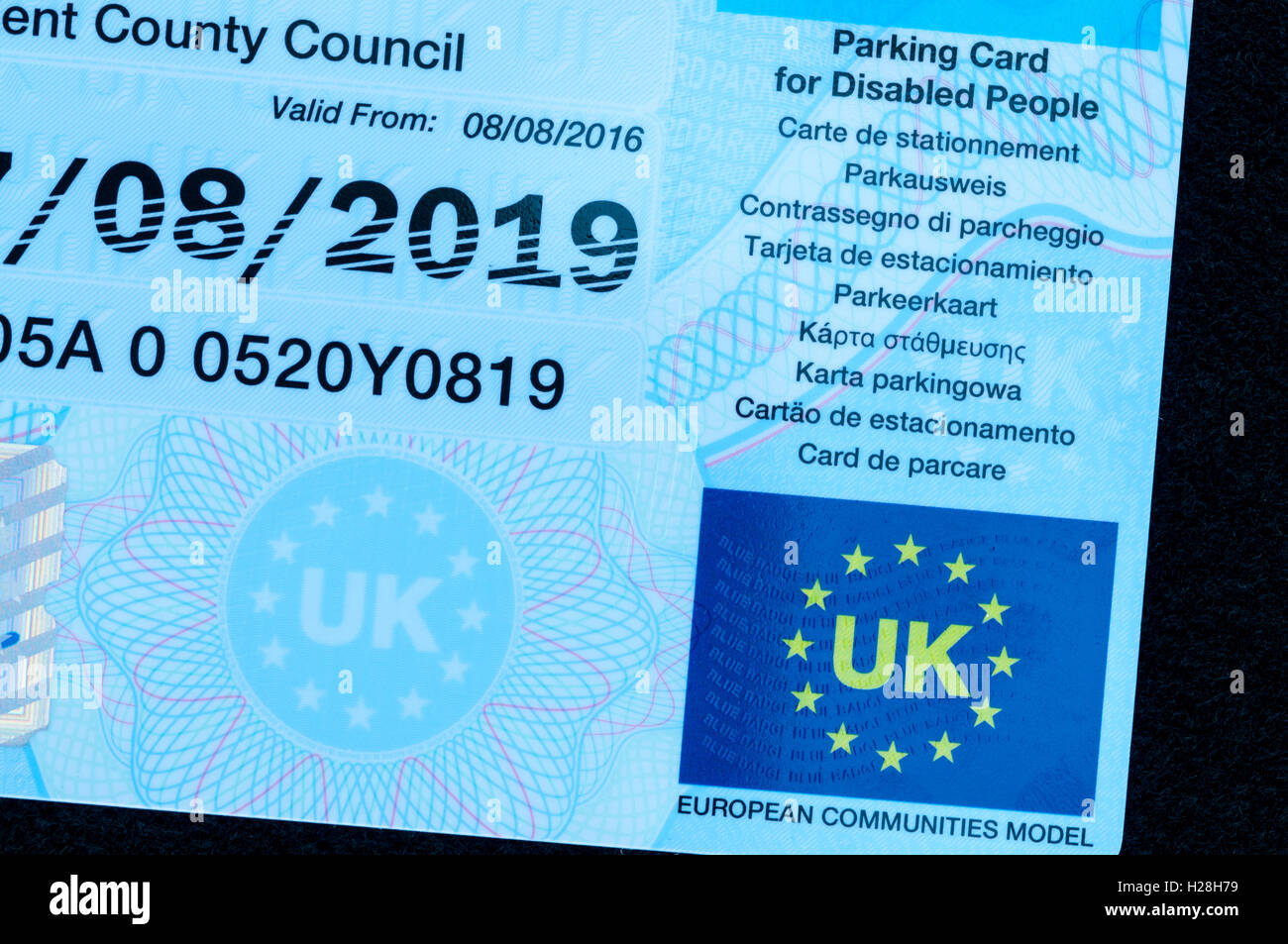 UK blue carte de stationnement pour personnes handicapées afficher le drapeau de l'UE avec des mots UK et modèle de la Communauté européenne. Banque D'Images