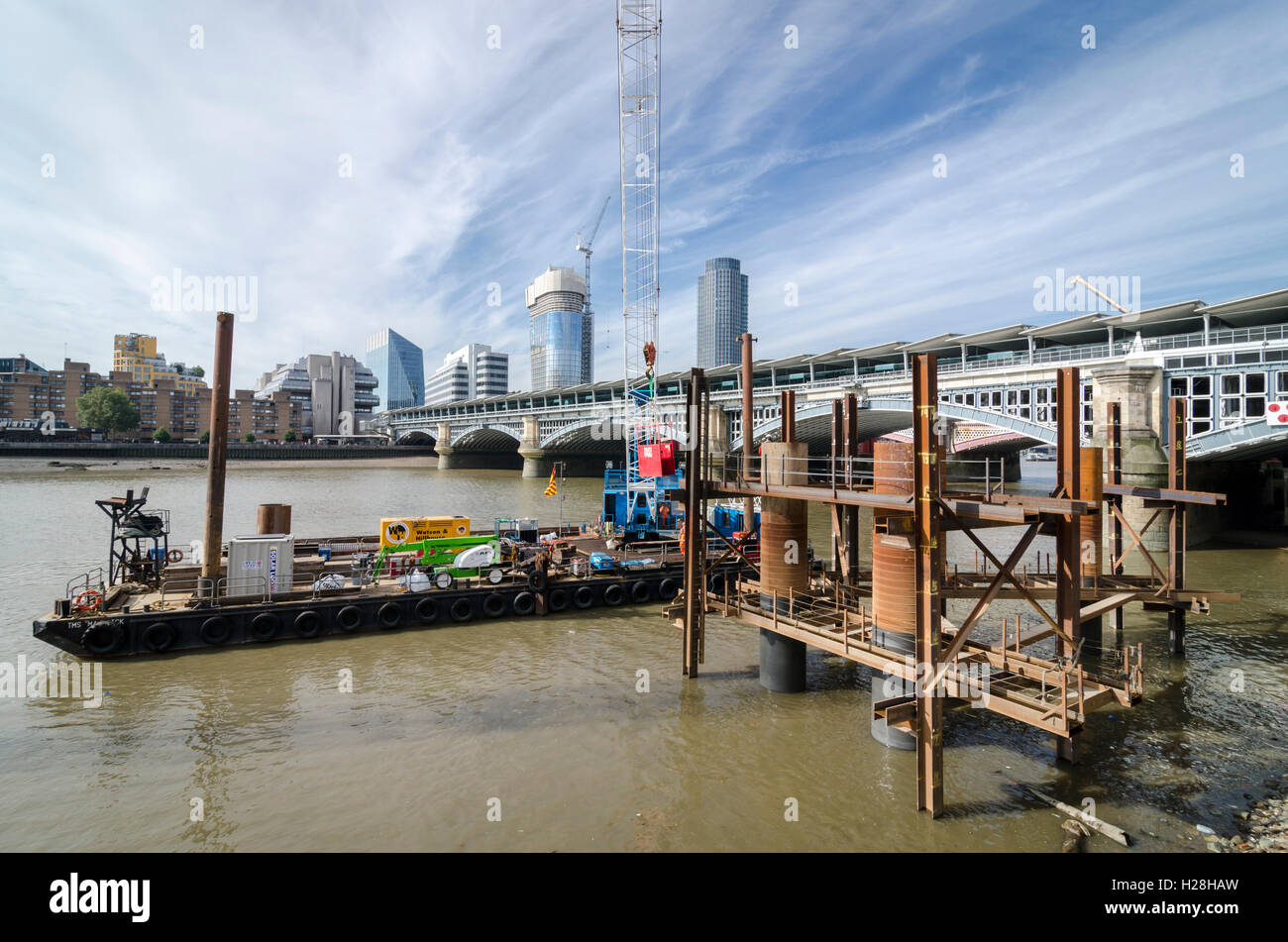 La construction dans la Tamise pour le nouveau Blackfriars Pier, propose pour la Thames Tunnel Tideway construction. London, UK Banque D'Images