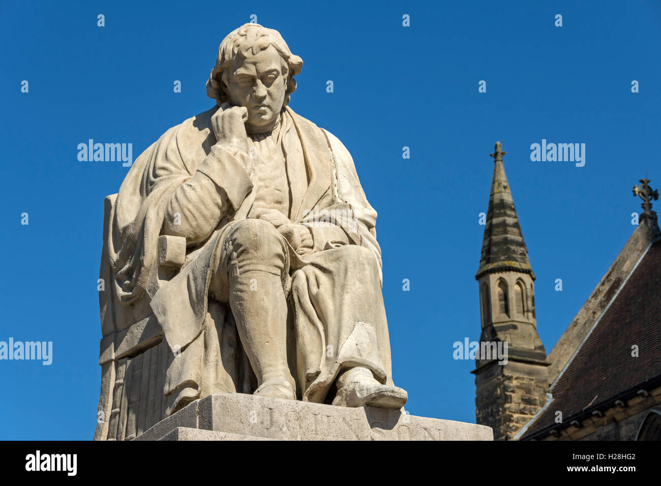 Statue de Samuel Johnson par Richard Cockle Lucas 1838, au Market Square, Lichfield, Staffordshire, England, UK Banque D'Images